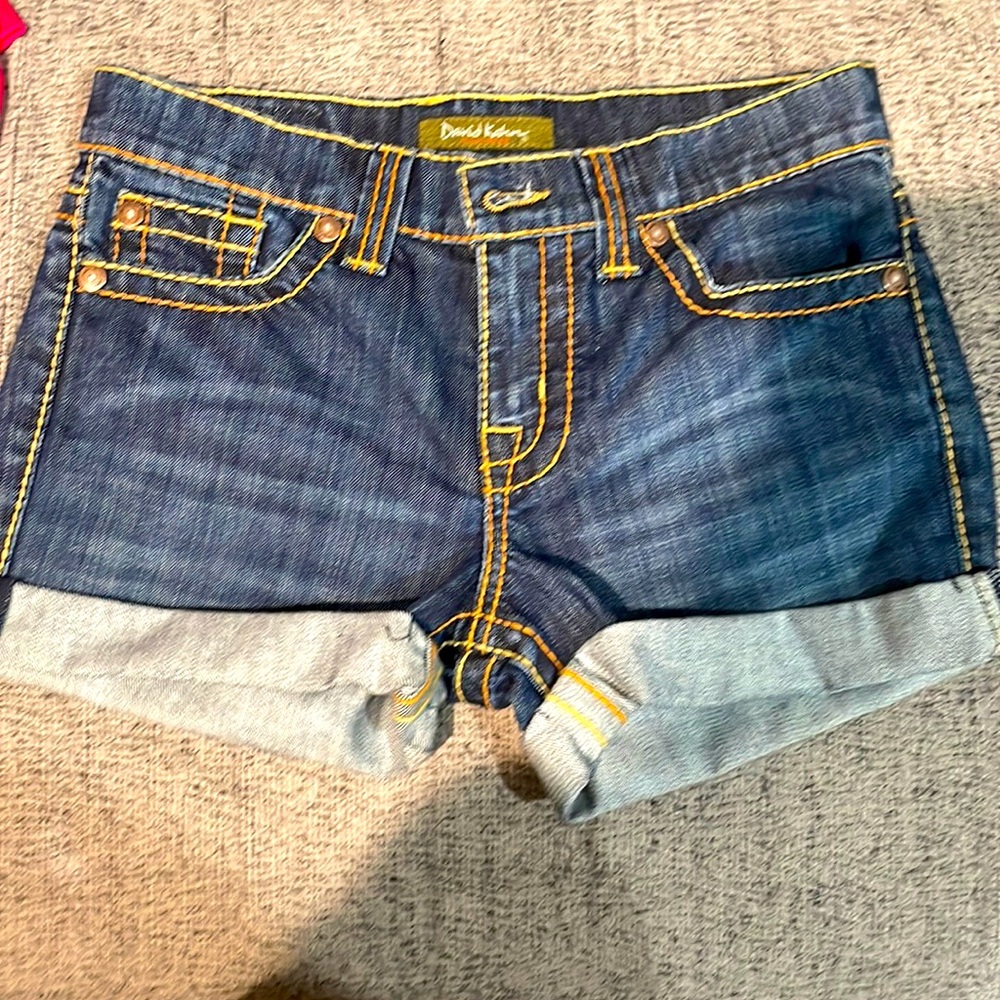 I am selling these David khan shorts they are in good conation did not fit